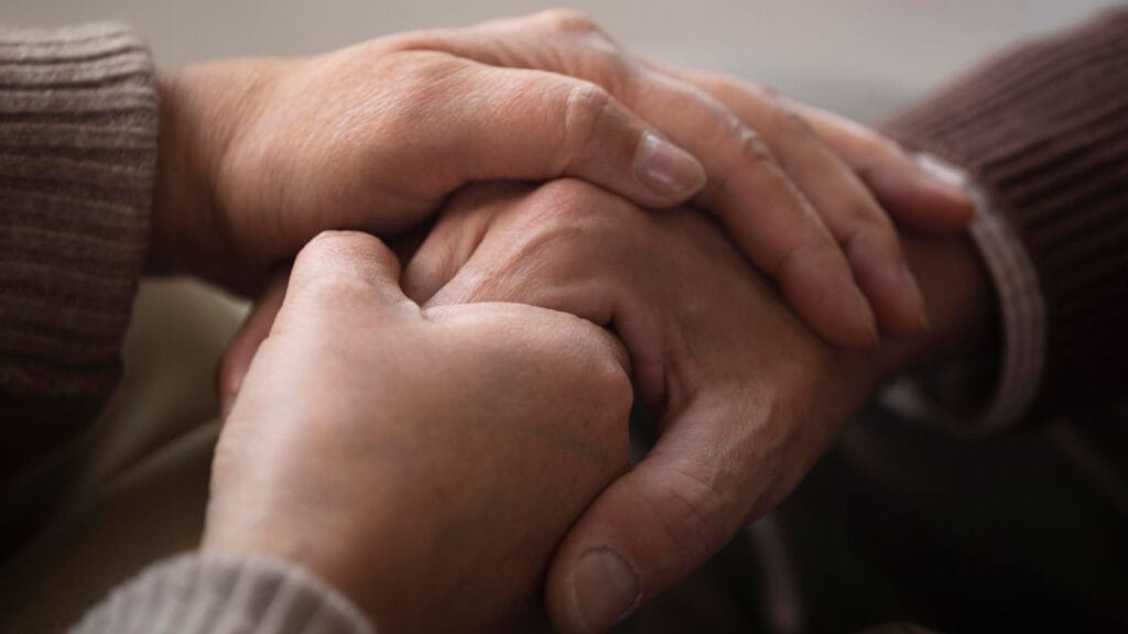 close-up-senior-couple-holding-hands close-up-senior-couple-holding-hands